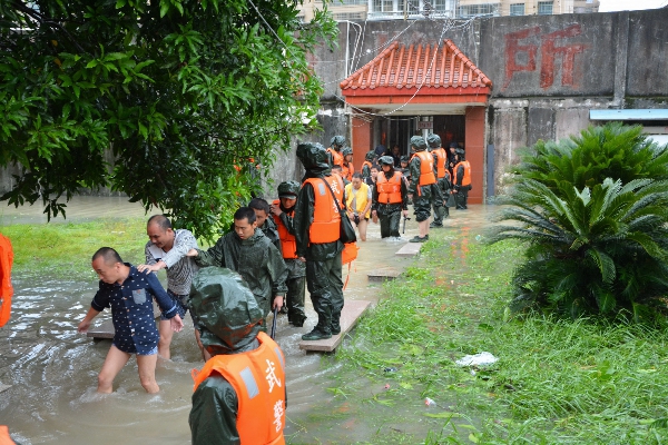 8日晚登陆福建后,持续给福州各地带来强风暴雨,罗源县看守所受灾严重